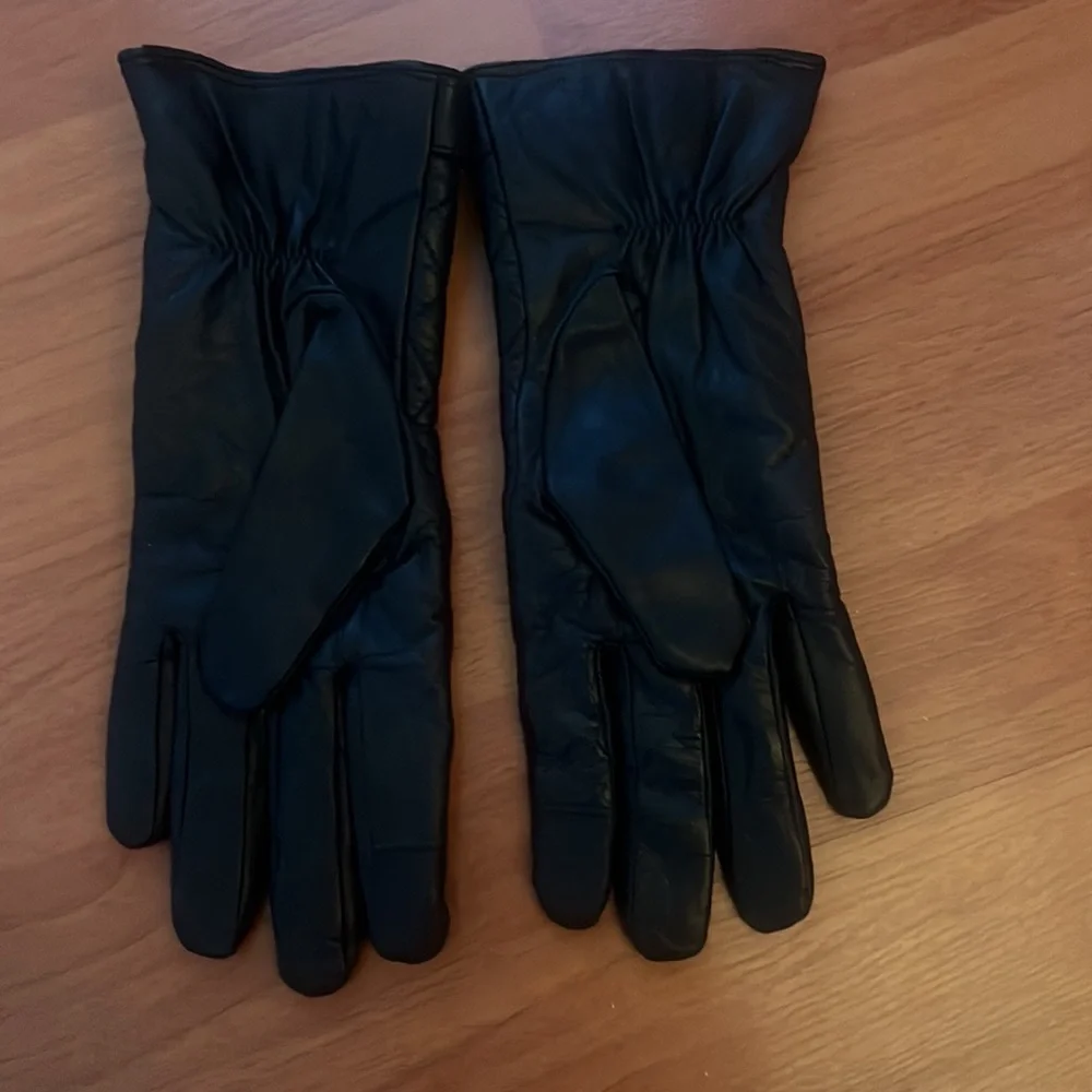 Michael Kors Genuine Leather Black Quilted Mittens/Gloves